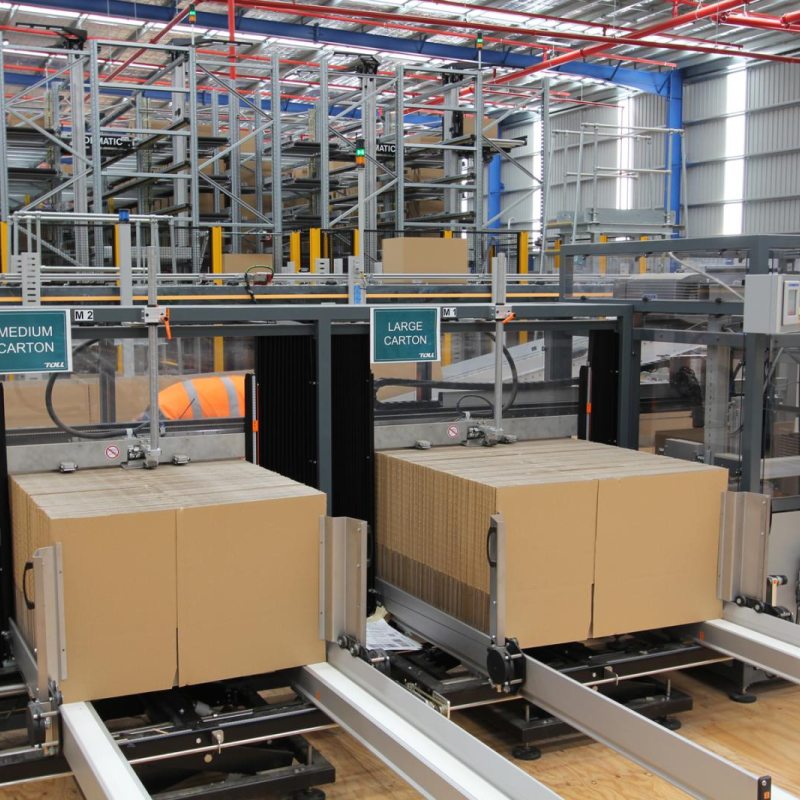 Dematic hat bei der australischen Toll Group eine Kartonoptimierungsmaschine integriert, die das Verpackungsvolumen um 30 Prozent reduziert. (Foto: Dematic)
