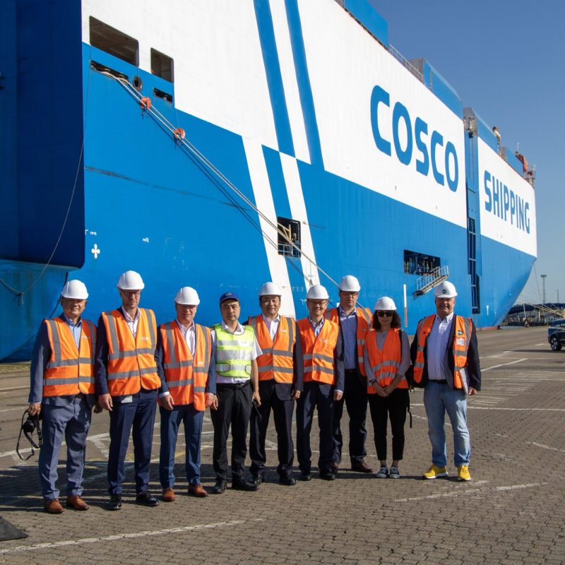 Vertreter von COSCO Shipping, BLG Automobile Logistics und PWL Port Services beim gemeinsamen Besuch in Bremerhaven.