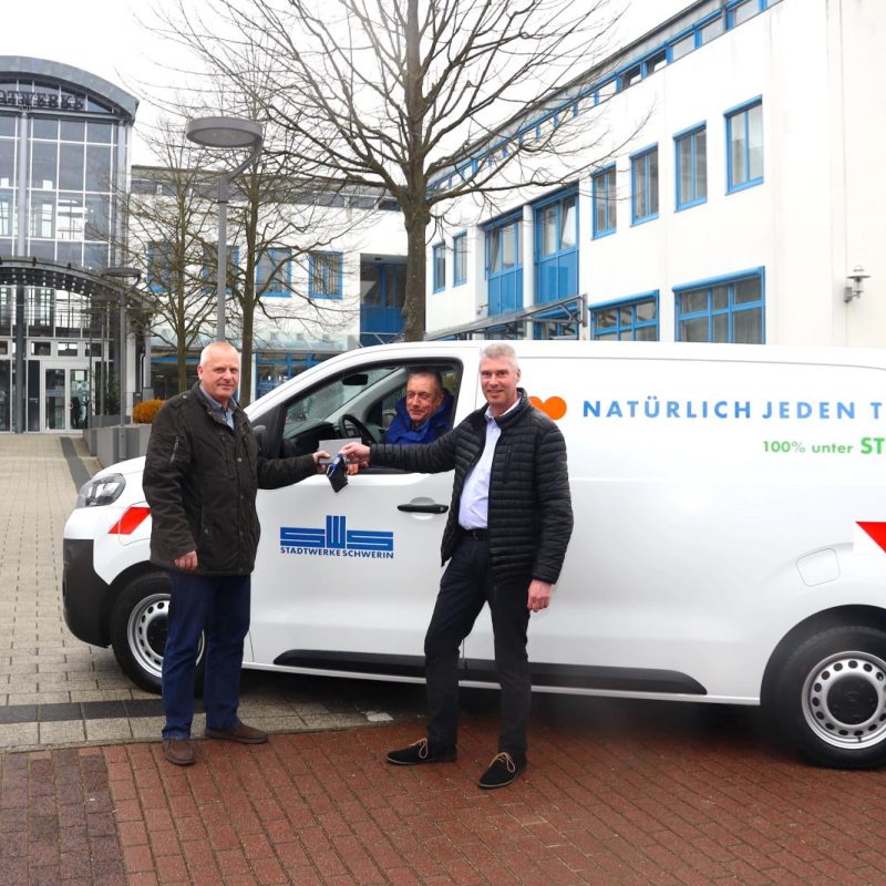  Torsten Grünwald, Leiter des Stadtwerke-Fuhrparks, nimmt den neuen E-Transporter in Empfang. Foto:  Stadtwerke Schwerin GmbH